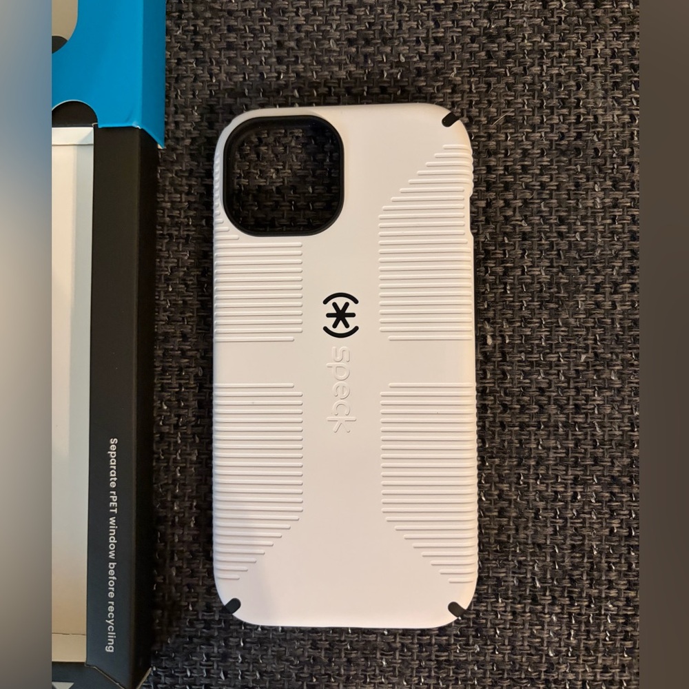 New! Speck iphone 15 Magsafe Candyshell Grip Case in White with Black Trim - Picture 3 of 4